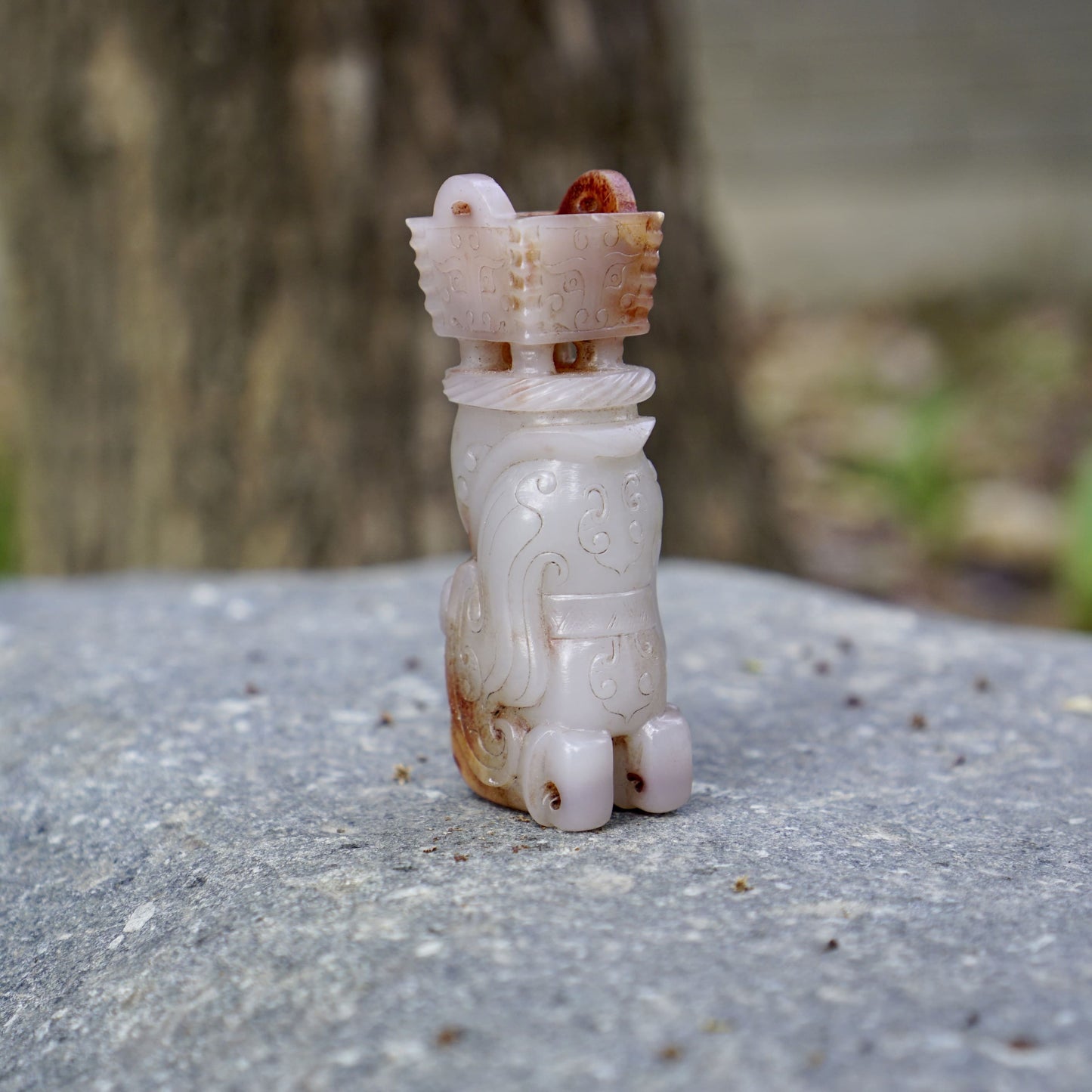 A group of white jade statues of the emperor in full dress holding a tripod and praying for blessings