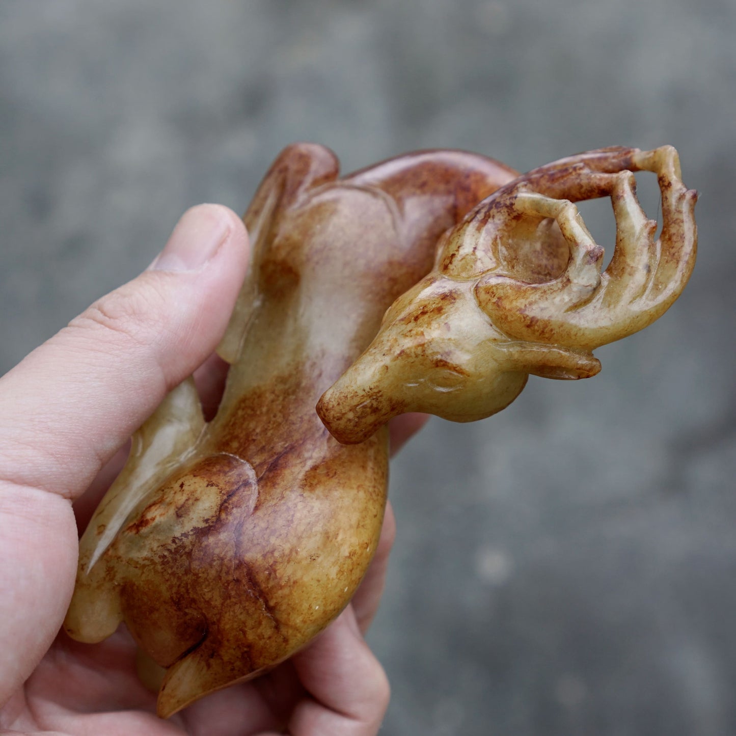 圆雕回首玉卧鹿