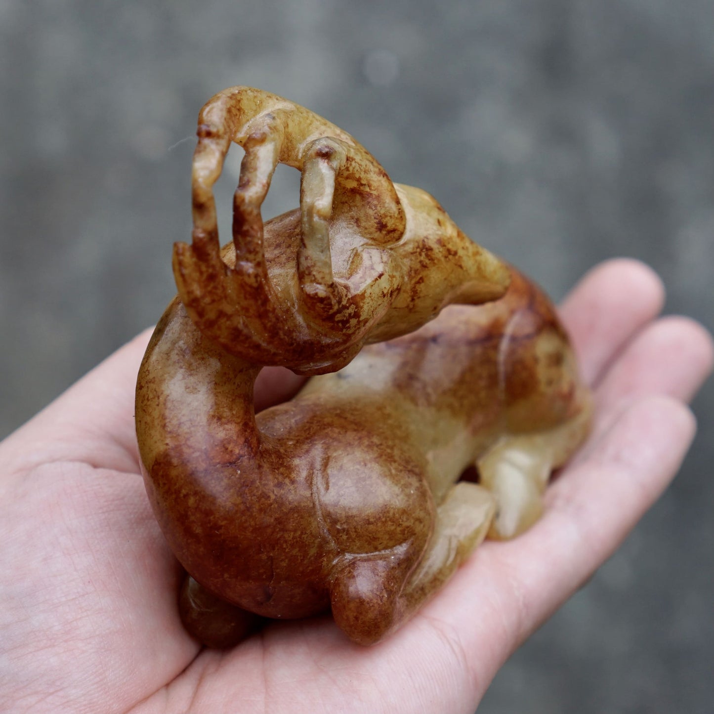 圆雕回首玉卧鹿