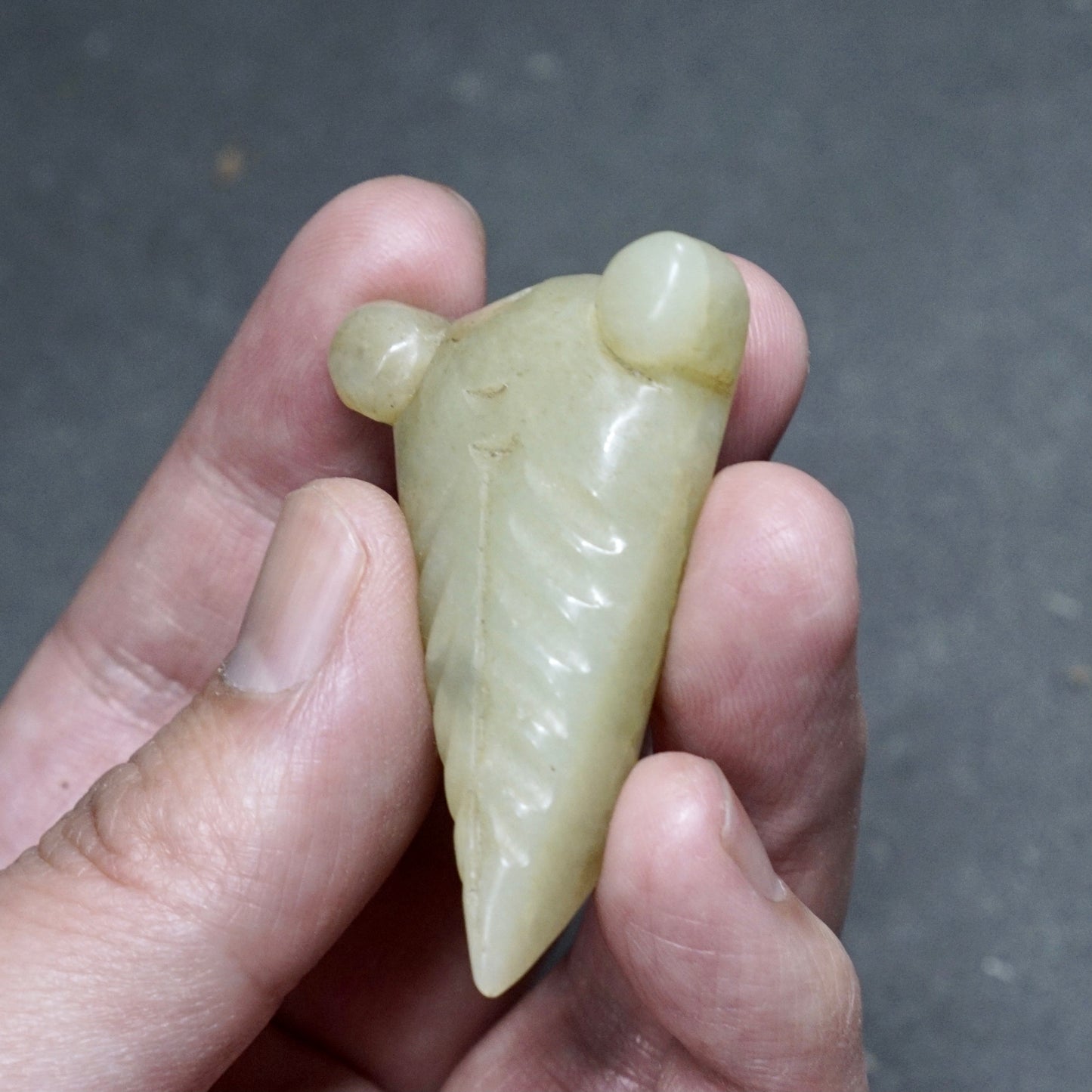 圆雕凸眼三角形青白玉蝉