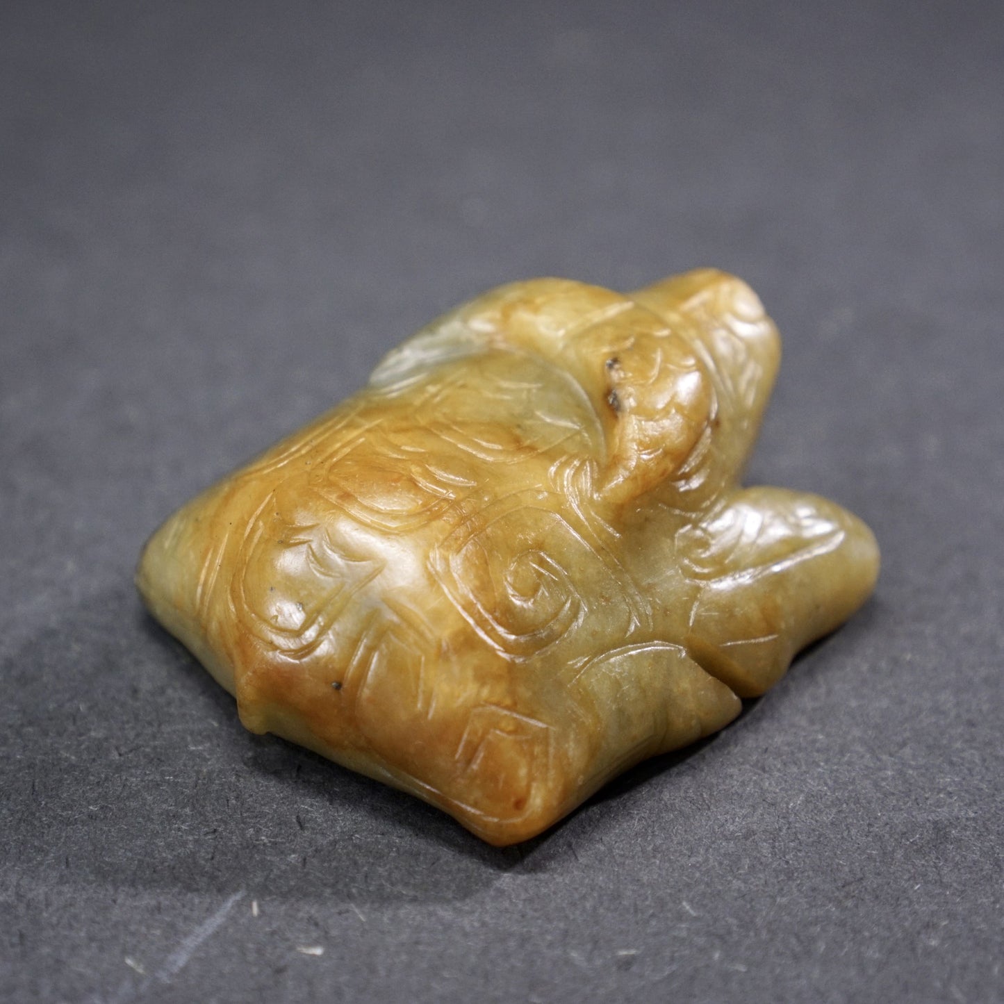 刻铭文玉卧牛