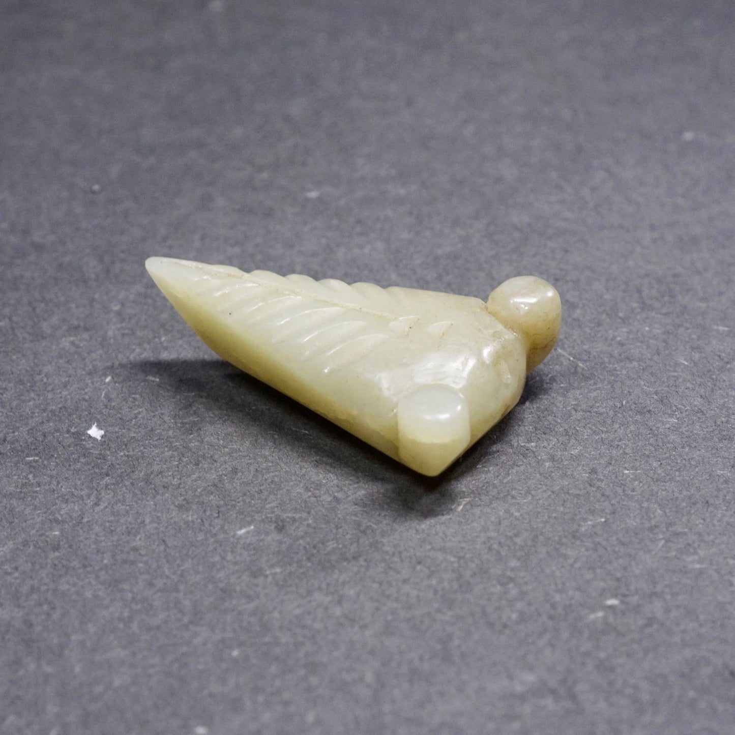 圆雕凸眼三角形青白玉蝉
