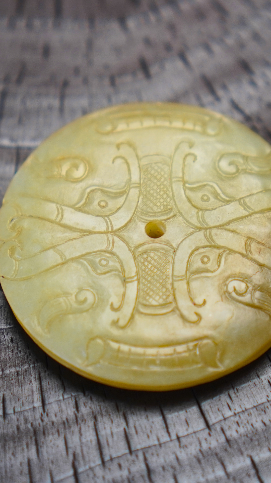 西周至春秋风格 白玉双面对称神兽纹佩