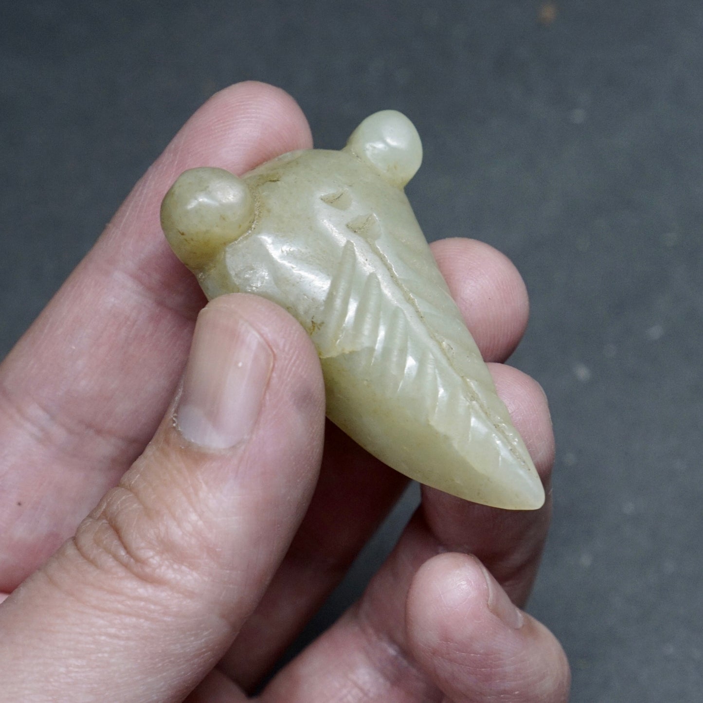 圆雕凸眼三角形青白玉蝉