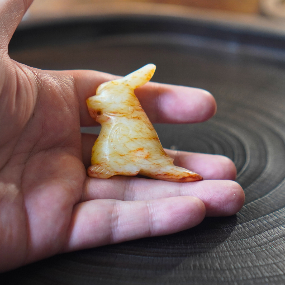 巧沁白玉圆雕高冠鸟形吊坠