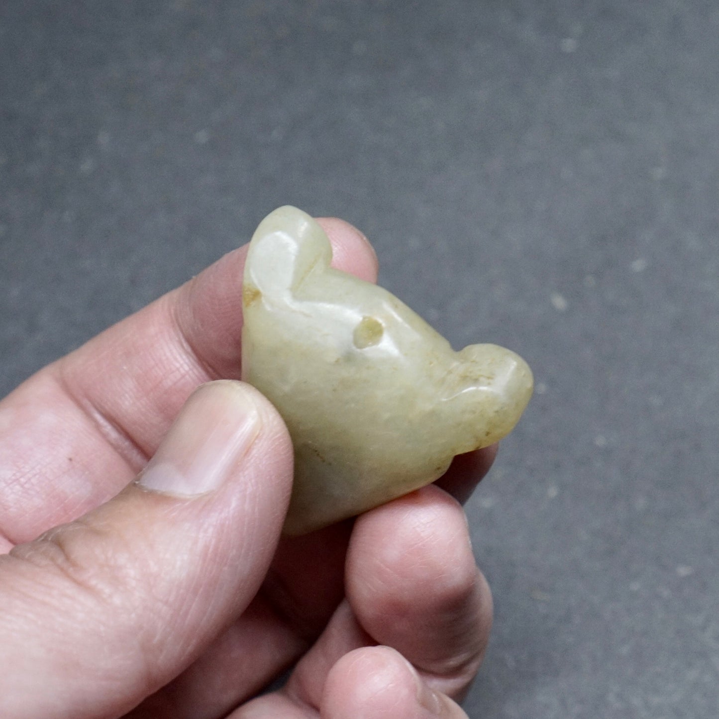圆雕凸眼三角形青白玉蝉