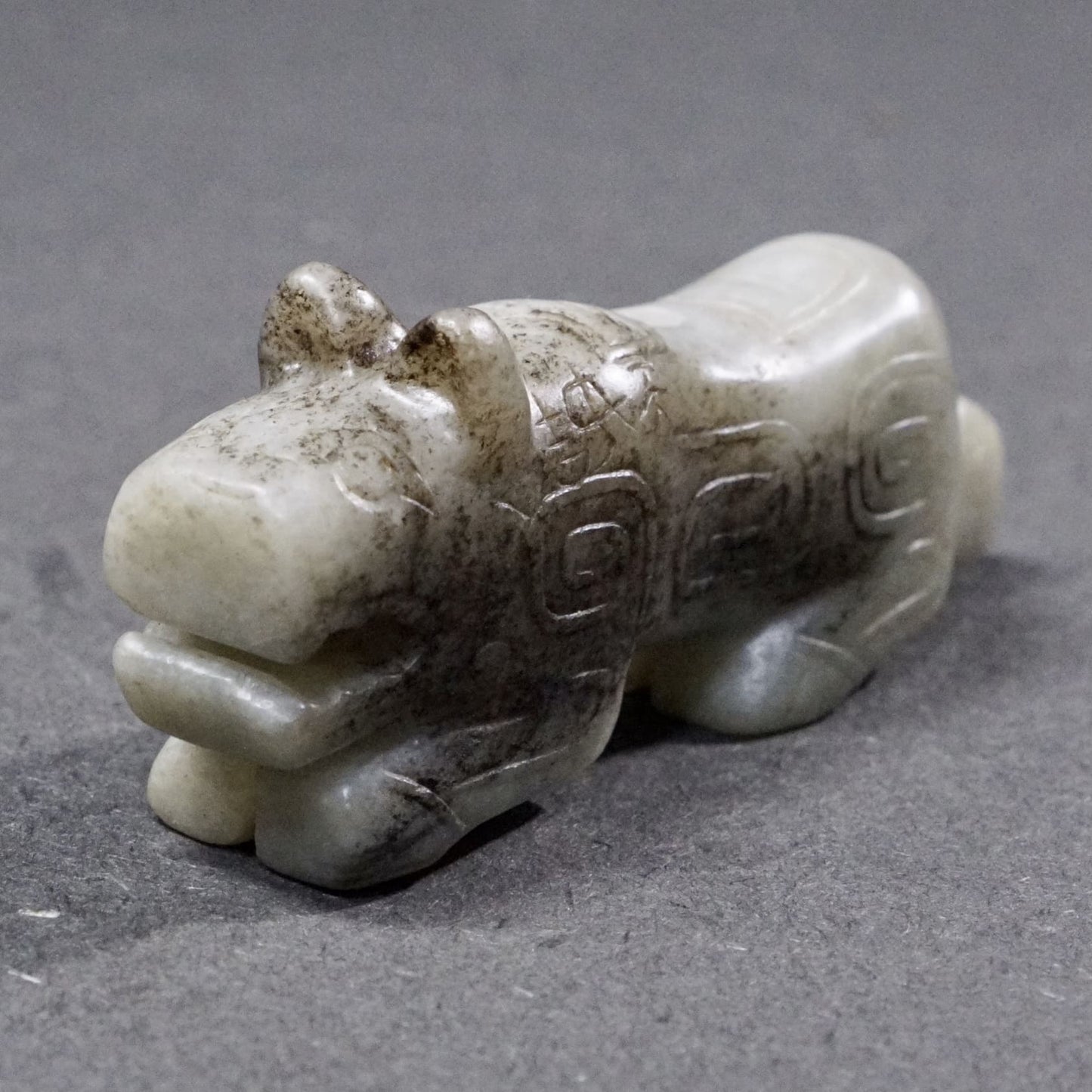 刻铭文水银沁白玉虎