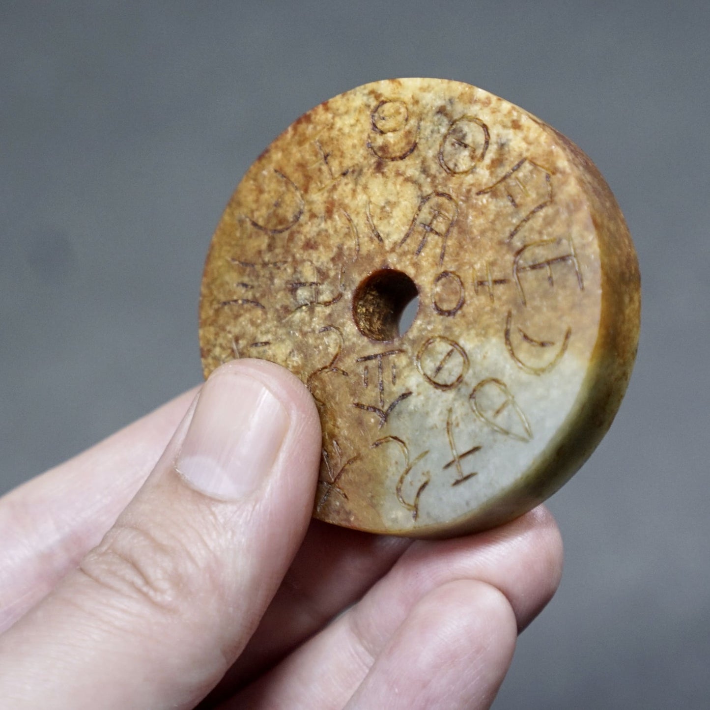 双面满铭文篆刻玉璧