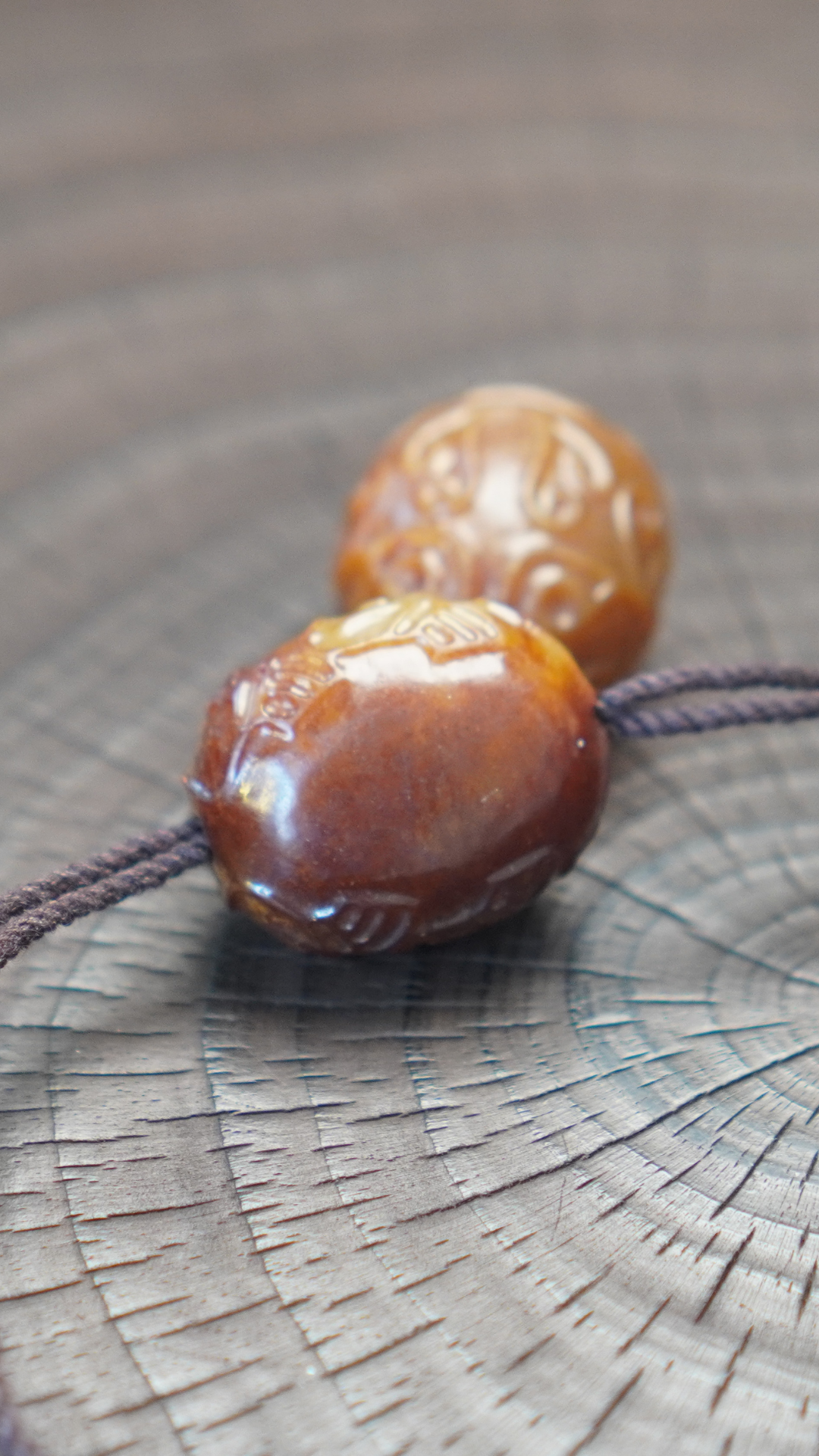 石家河风格 和田白玉巧沁减底起阳凸雕卧兽纹珠