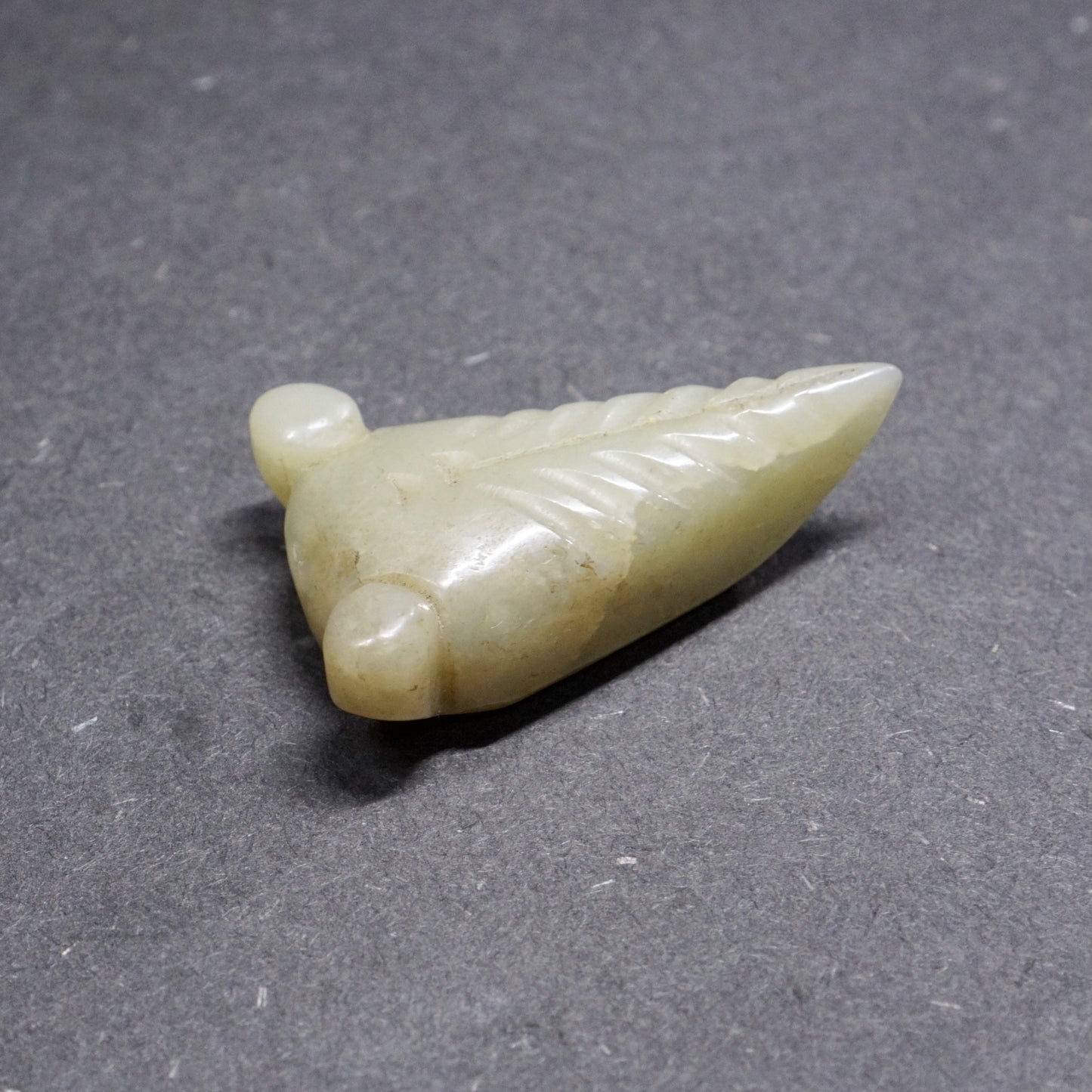 圆雕凸眼三角形青白玉蝉