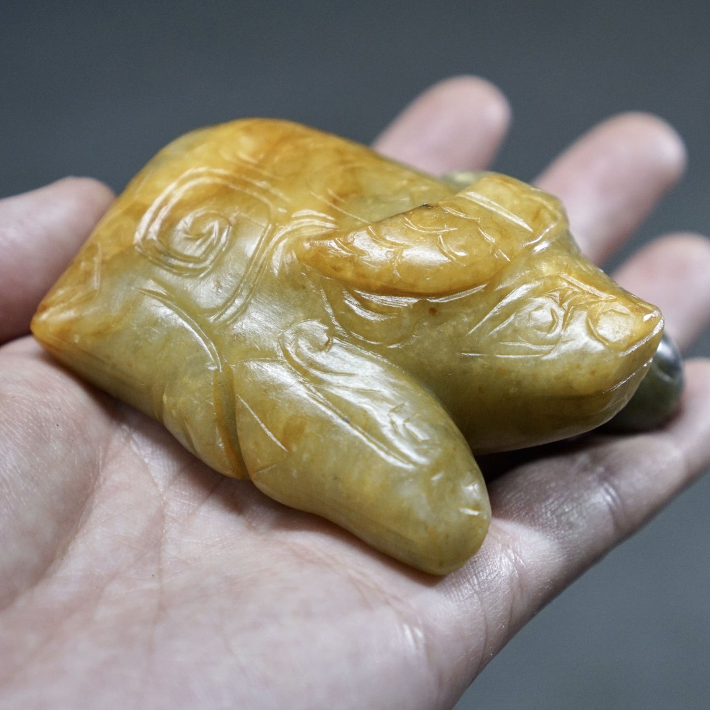 刻铭文玉卧牛