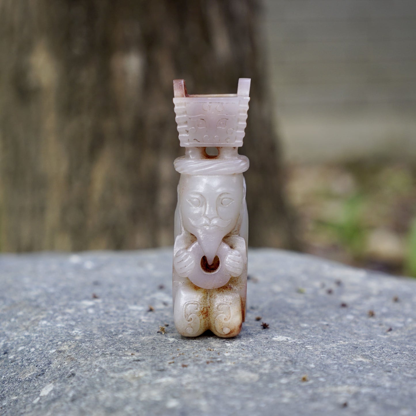 A group of white jade statues of the emperor in full dress holding a tripod and praying for blessings