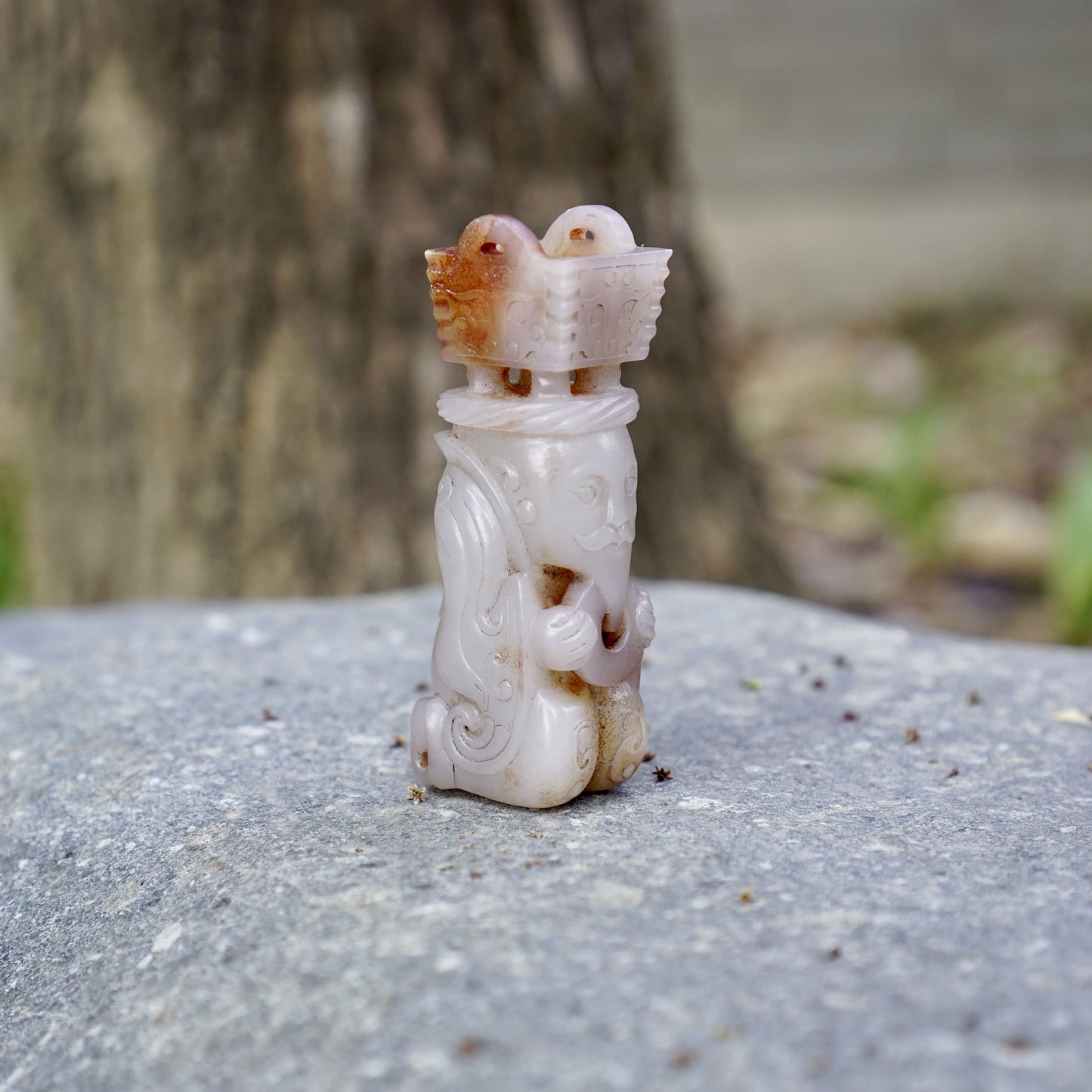 A group of white jade statues of the emperor in full dress holding a tripod and praying for blessings