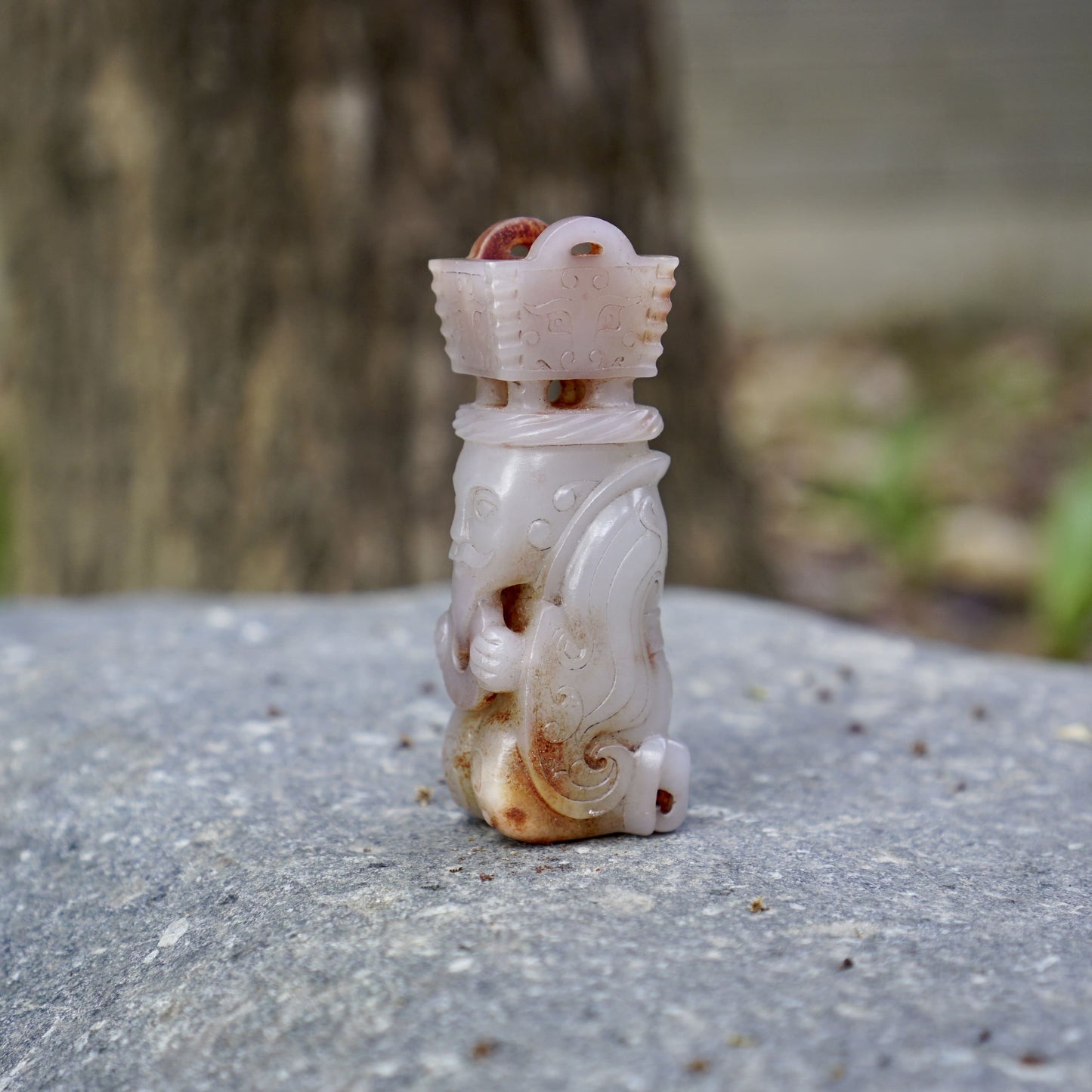 A group of white jade statues of the emperor in full dress holding a tripod and praying for blessings