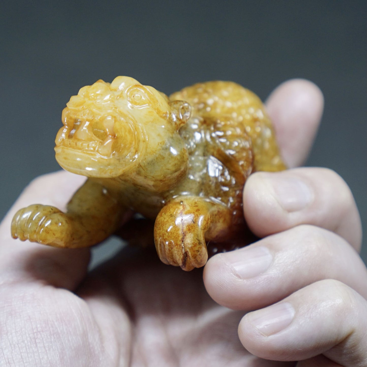 Full-scale round-carved jade tiger