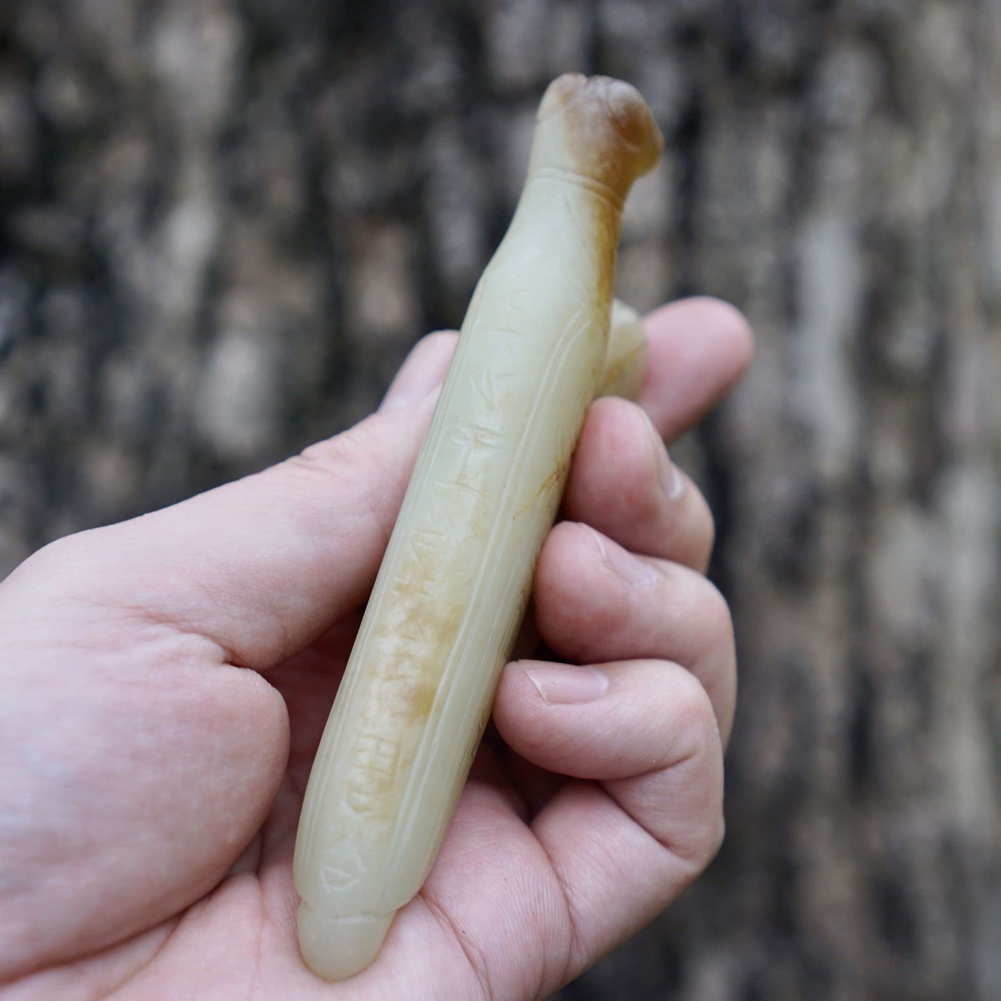 A white jade mantis with an inscription on the back