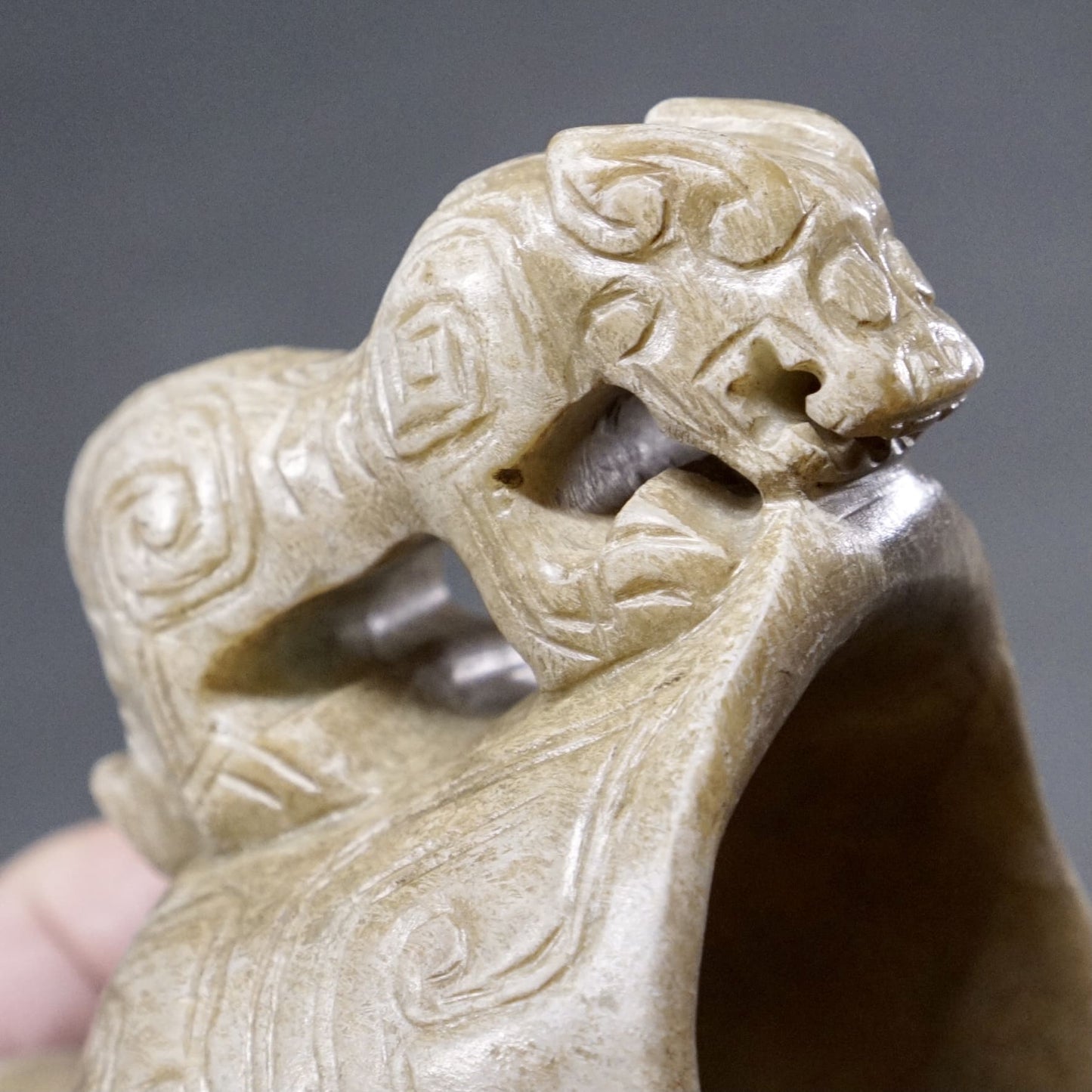 Jade goblet with tiger handle and Kuifeng pattern