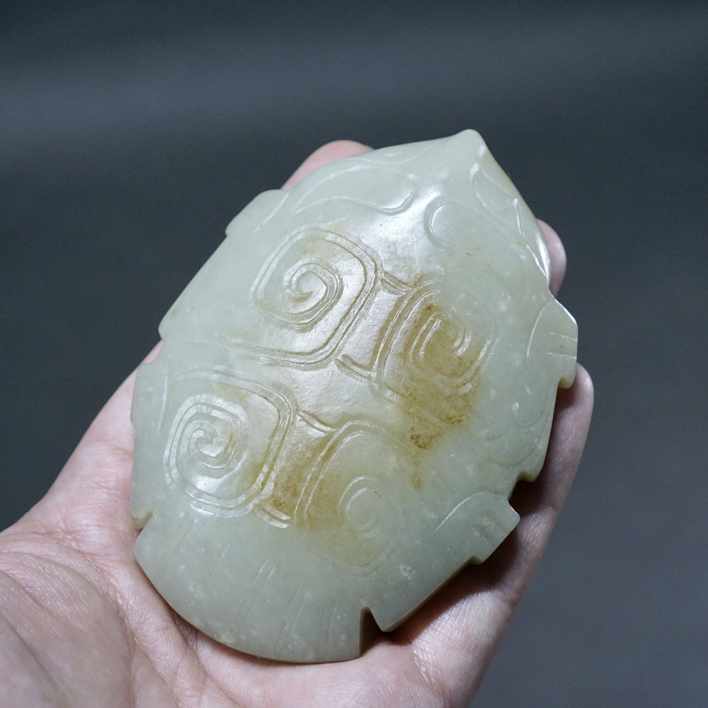 Flat animal-shaped jade weight