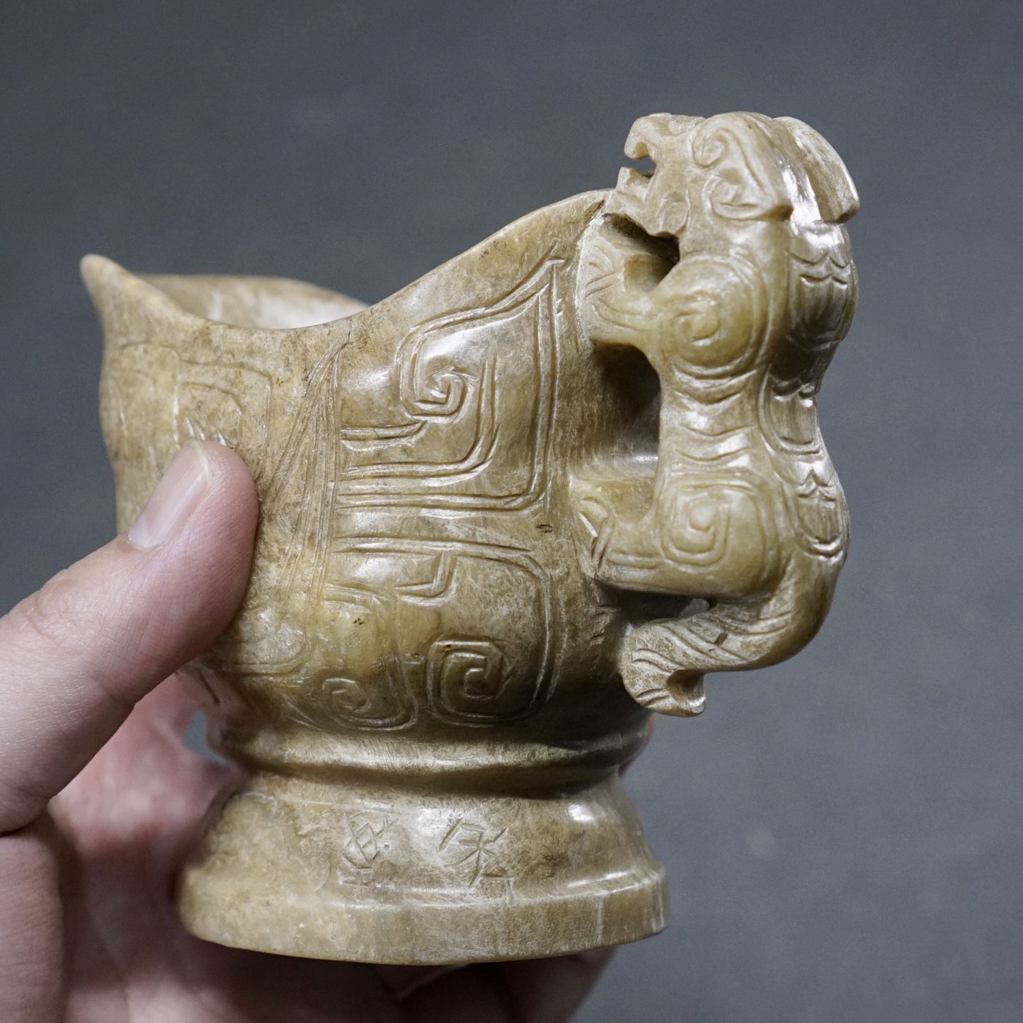 Jade goblet with tiger handle and Kuifeng pattern