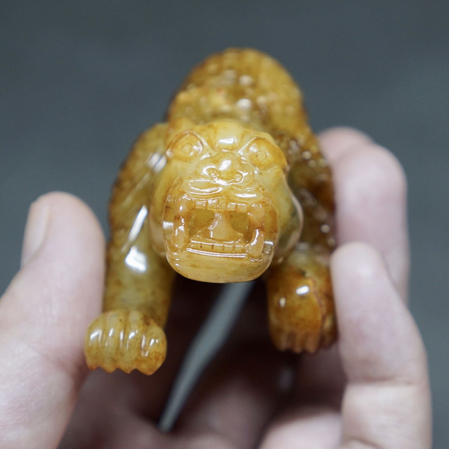 Full-scale round-carved jade tiger