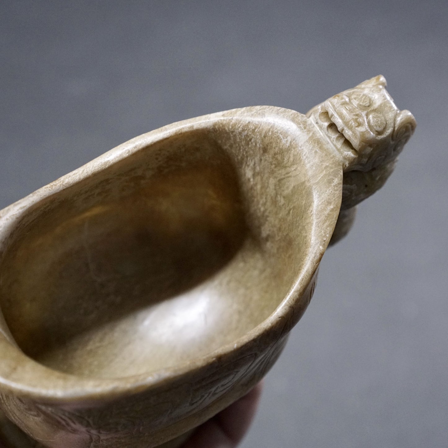 Jade goblet with tiger handle and Kuifeng pattern