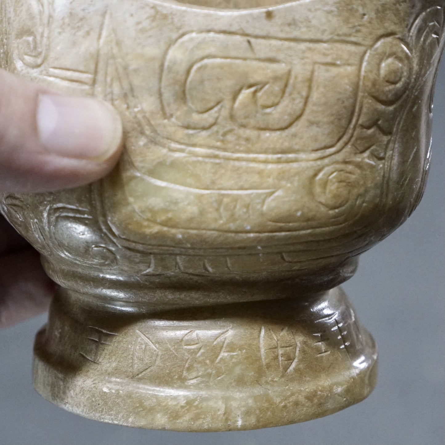 Jade goblet with tiger handle and Kuifeng pattern