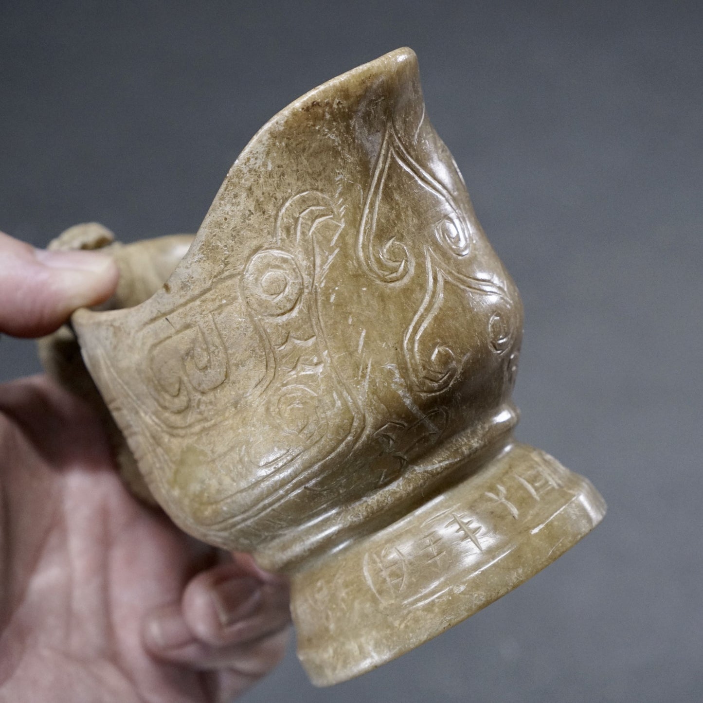 Jade goblet with tiger handle and Kuifeng pattern