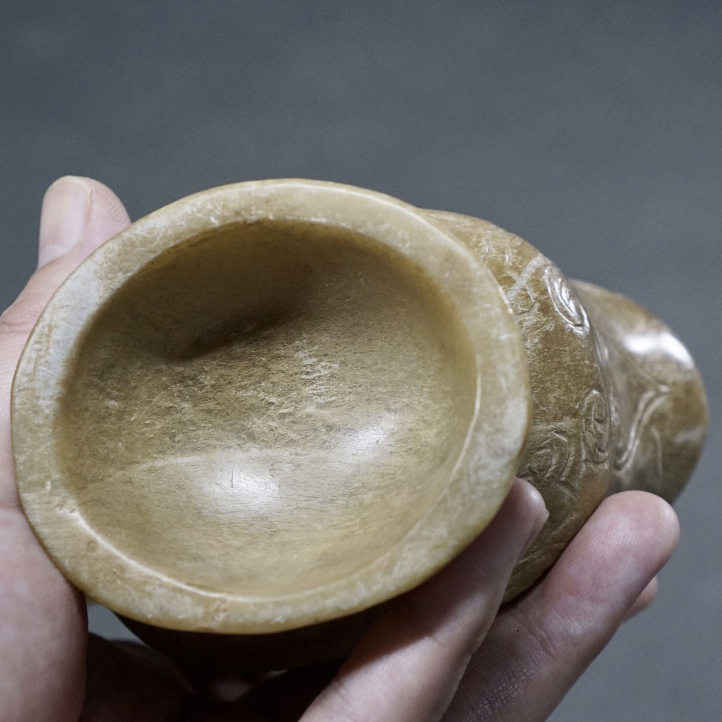 Jade goblet with tiger handle and Kuifeng pattern