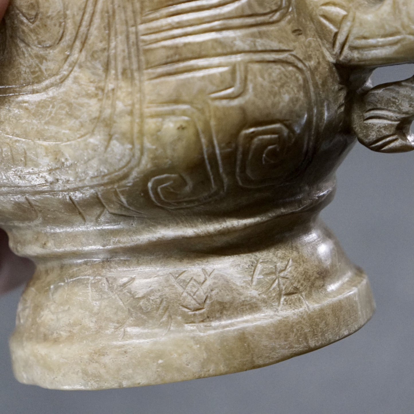 Jade goblet with tiger handle and Kuifeng pattern