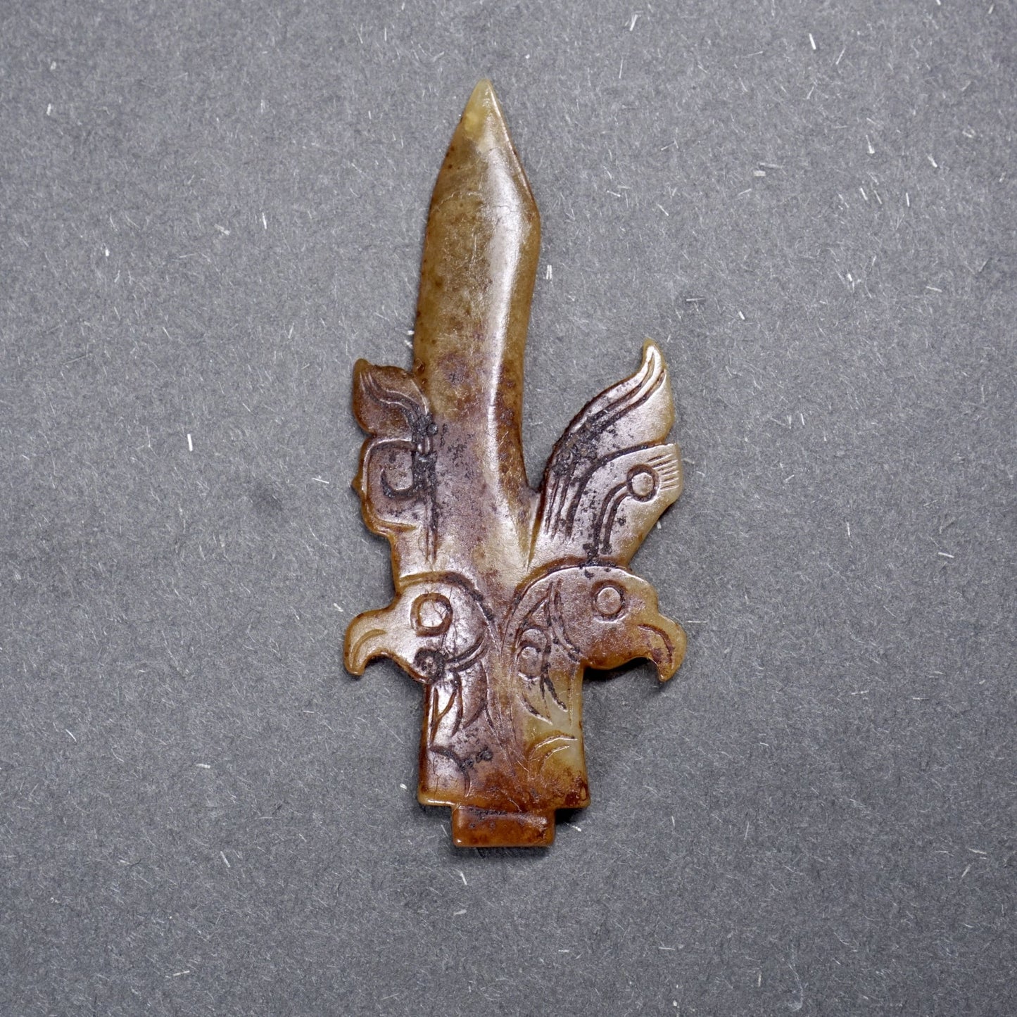 A double-headed phoenix in a dagger-shaped crown with a jade ornament