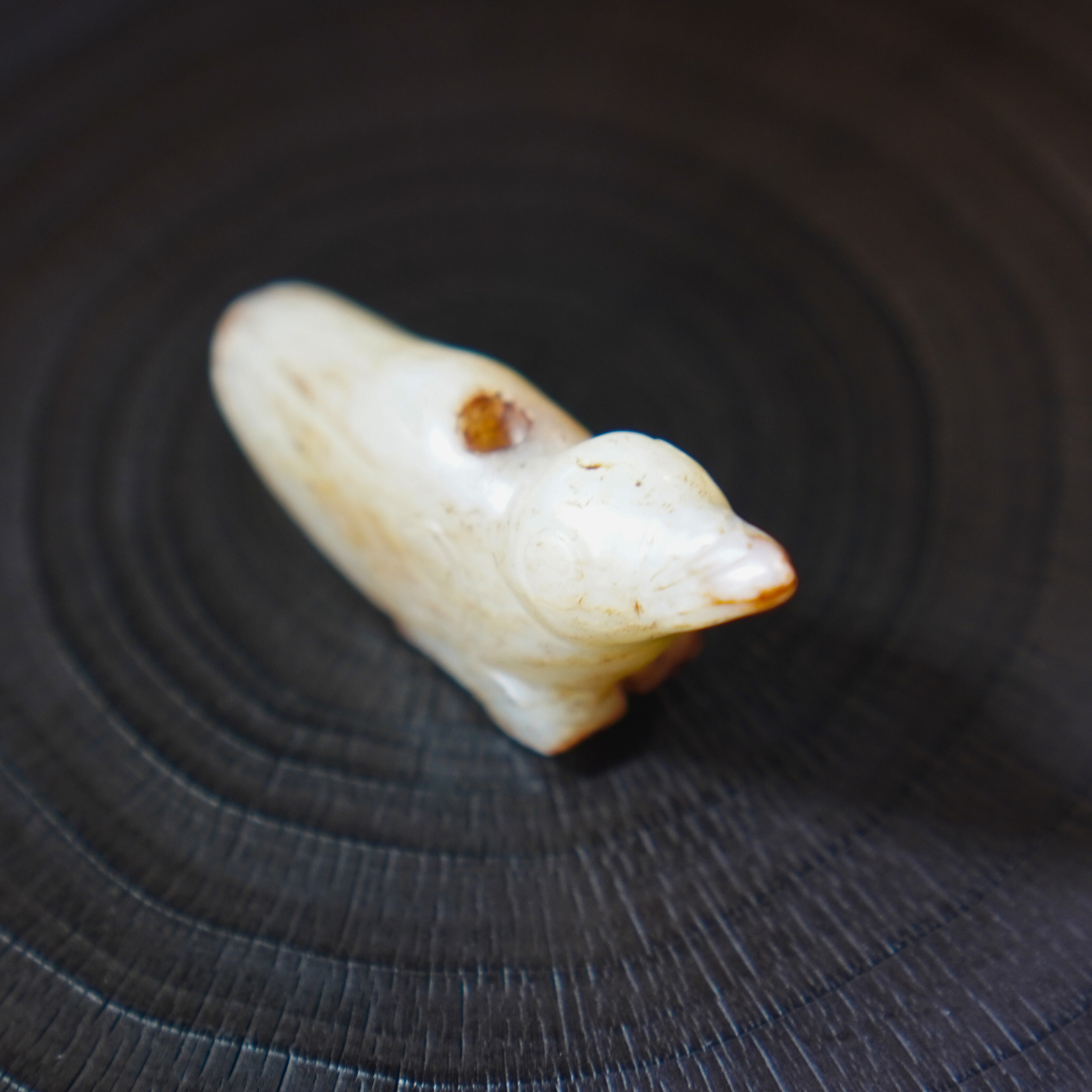 巧沁白玉圆雕尖喙鸟形吊坠