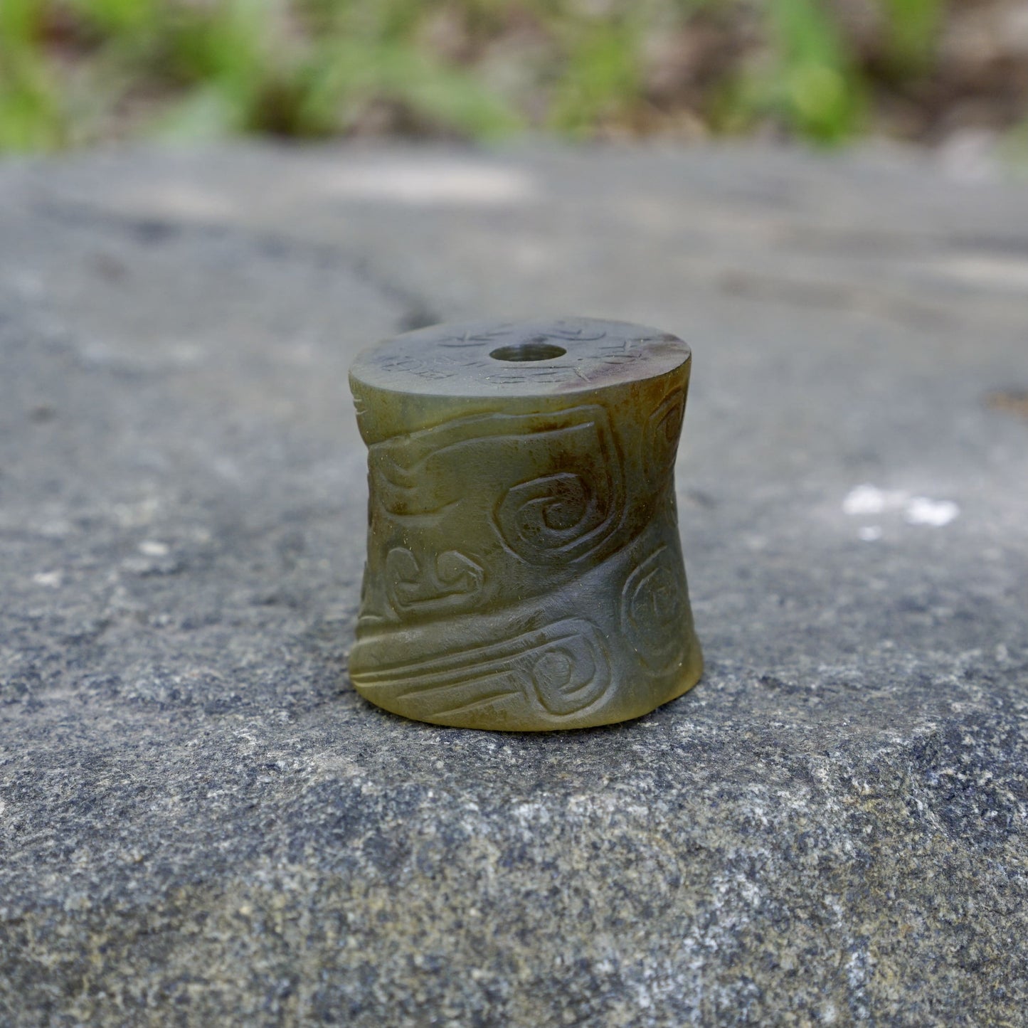 Inscripted with cloud and dragon patterns, waist-narrowing jade bridle piece