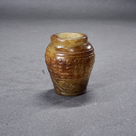 Small jade medicine jar with coiled dragon pattern