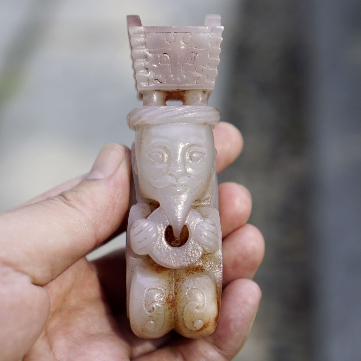 A group of white jade statues of the emperor in full dress holding a tripod and praying for blessings