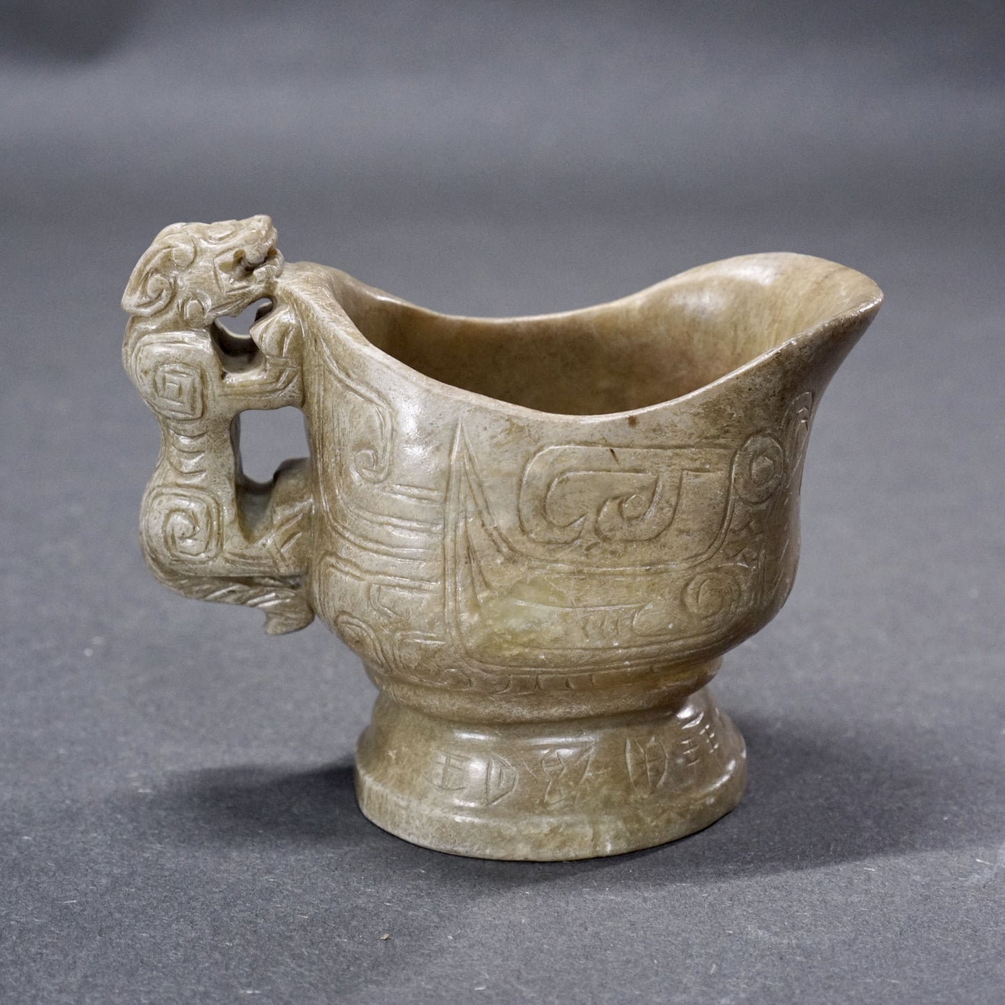 Jade goblet with tiger handle and Kuifeng pattern