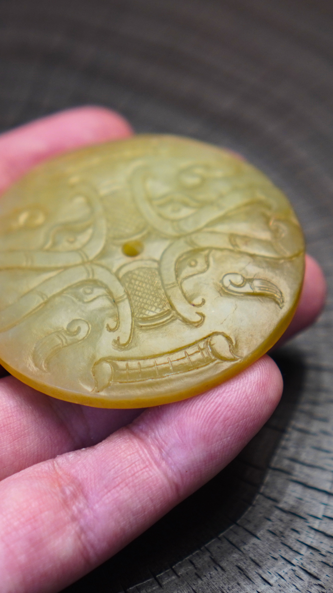 西周至春秋风格 白玉双面对称神兽纹佩