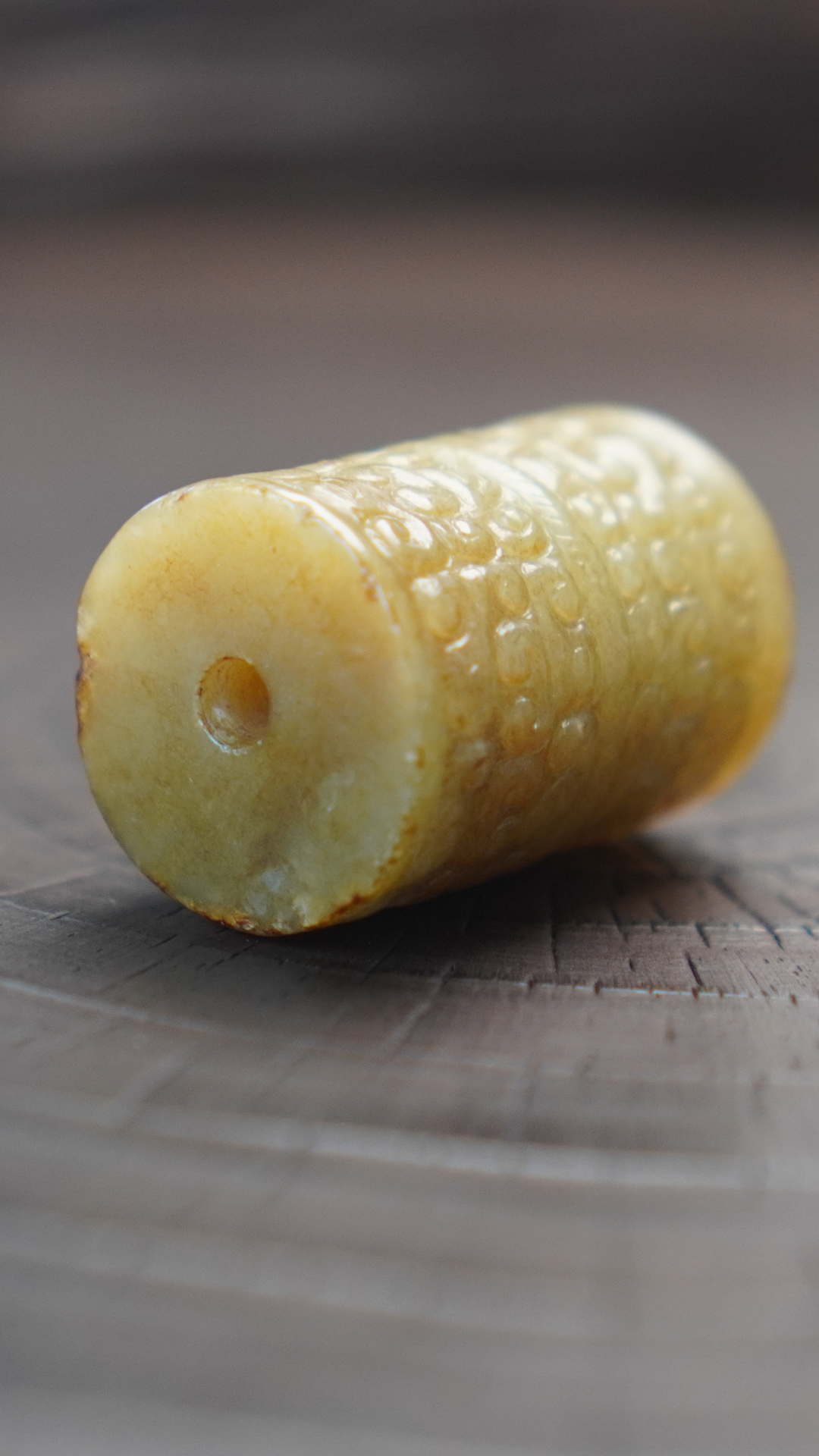White jade buckle with grain pattern in the style of the Warring States and Han Dynasties