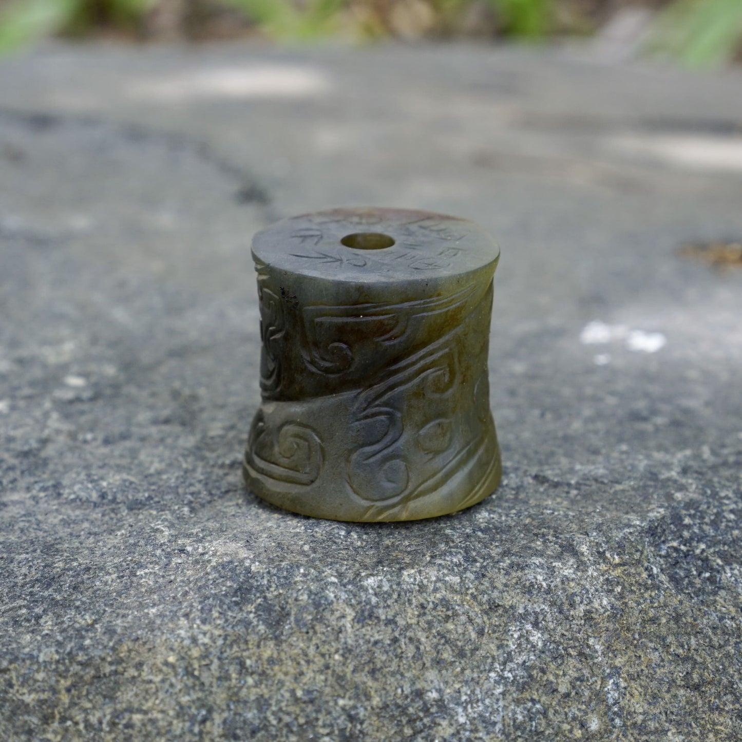 Inscripted with cloud and dragon patterns, waist-narrowing jade bridle piece