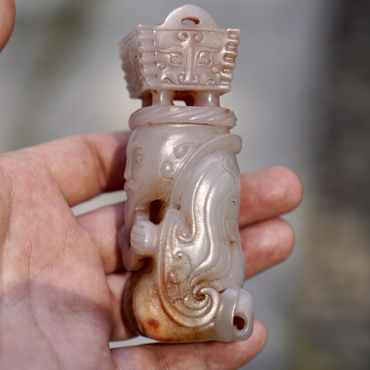 A group of white jade statues of the emperor in full dress holding a tripod and praying for blessings