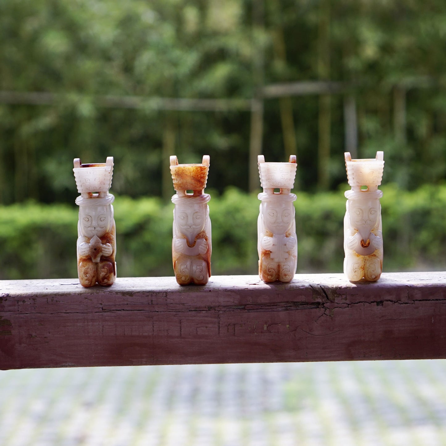 A group of white jade statues of the emperor in full dress holding a tripod and praying for blessings