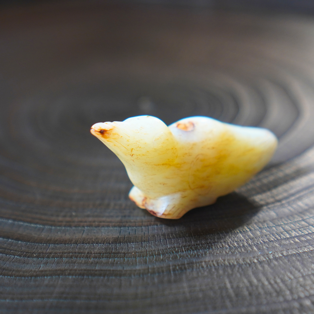 巧沁白玉圆雕尖喙鸟形吊坠