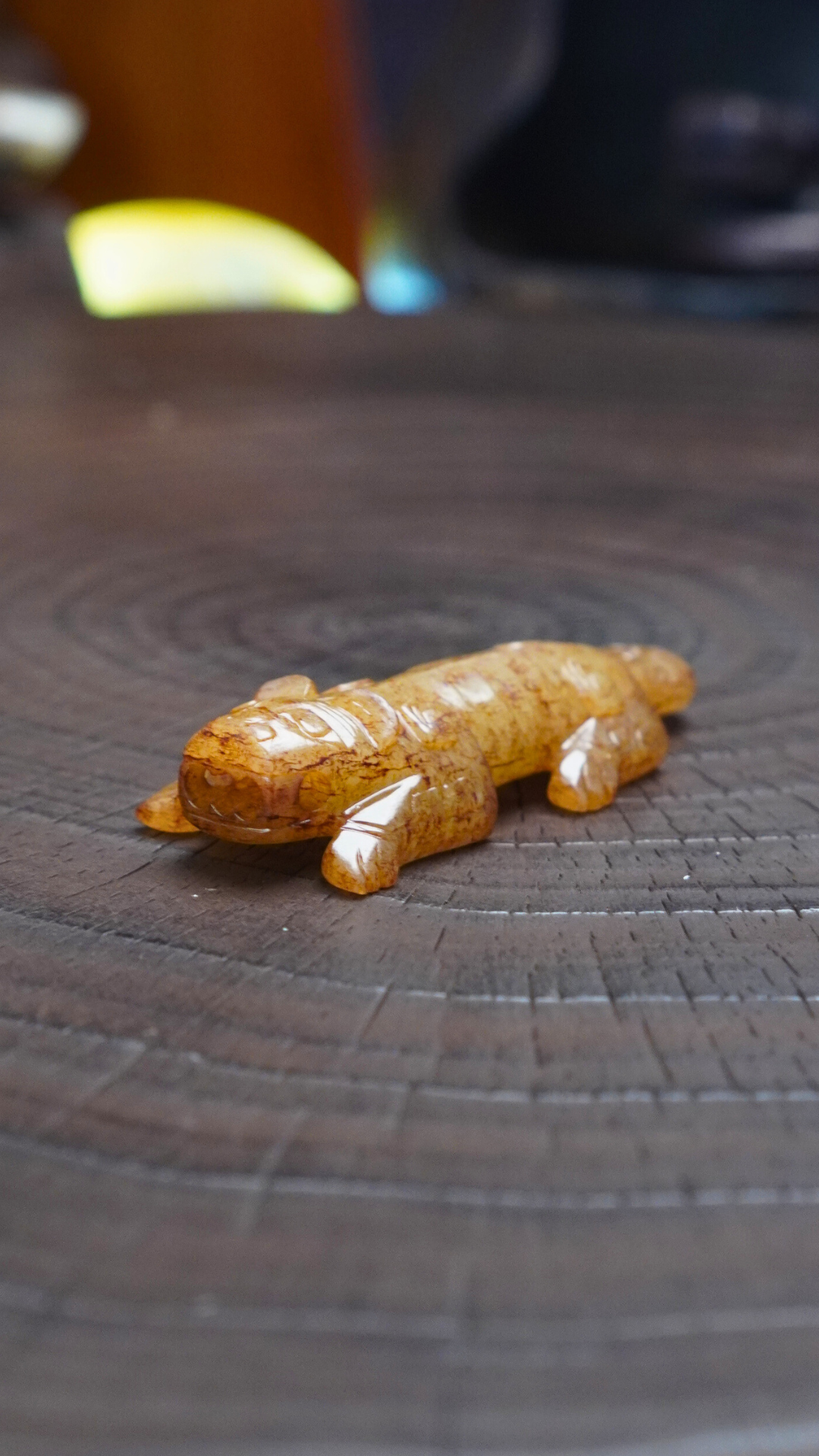 商周风格 白玉栗子黄虎形吊饰