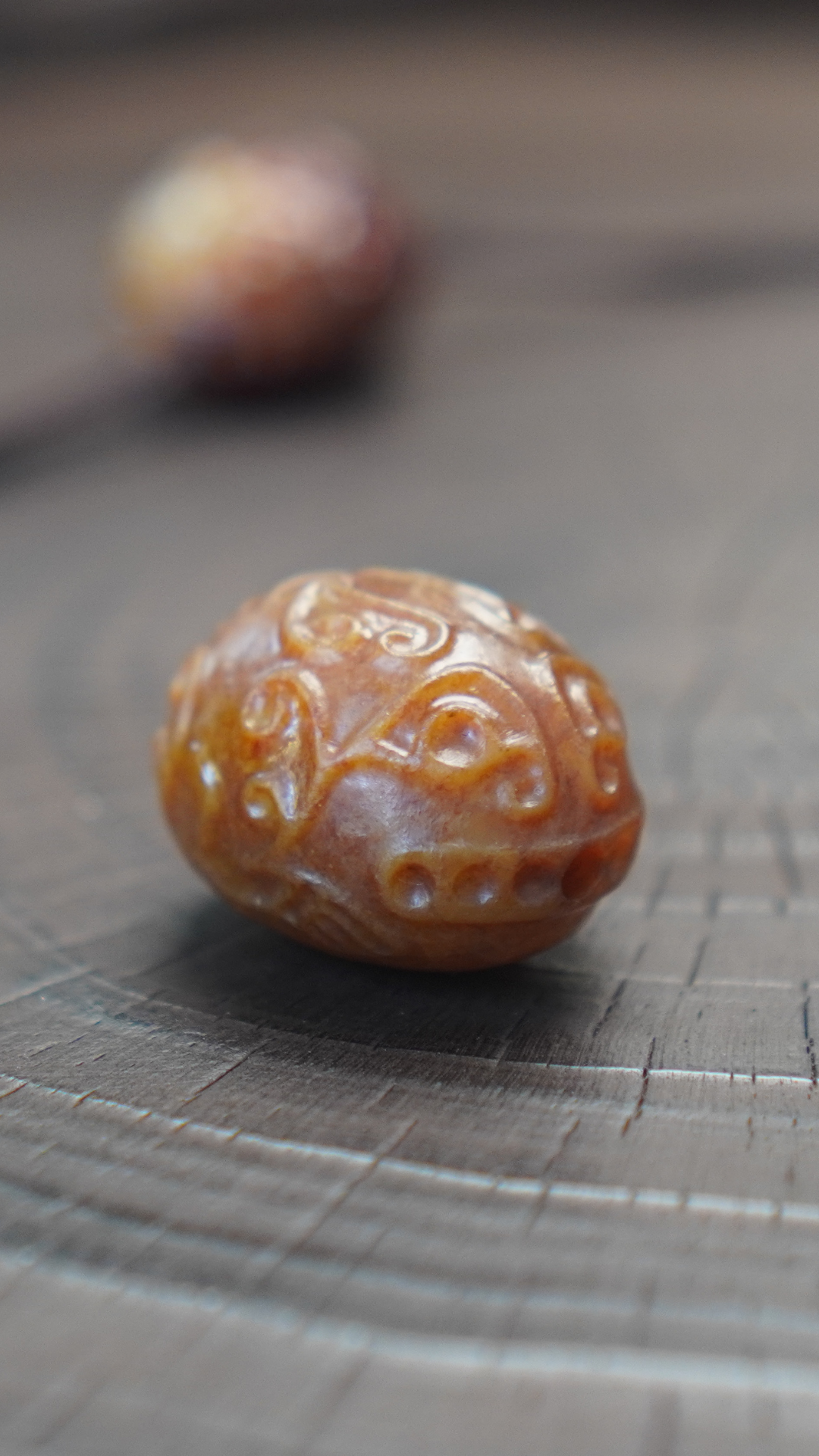 石家河风格 和田白玉巧沁减底起阳凸雕卧兽纹珠