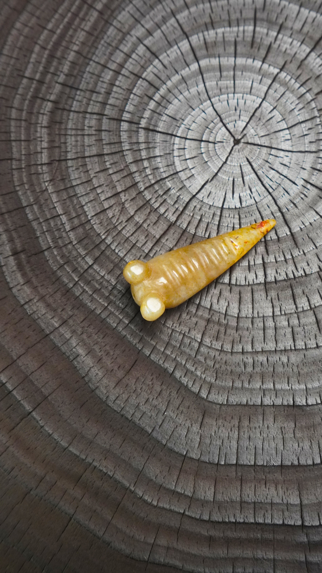 凸眼尖尾圆雕白玉蚕挂坠