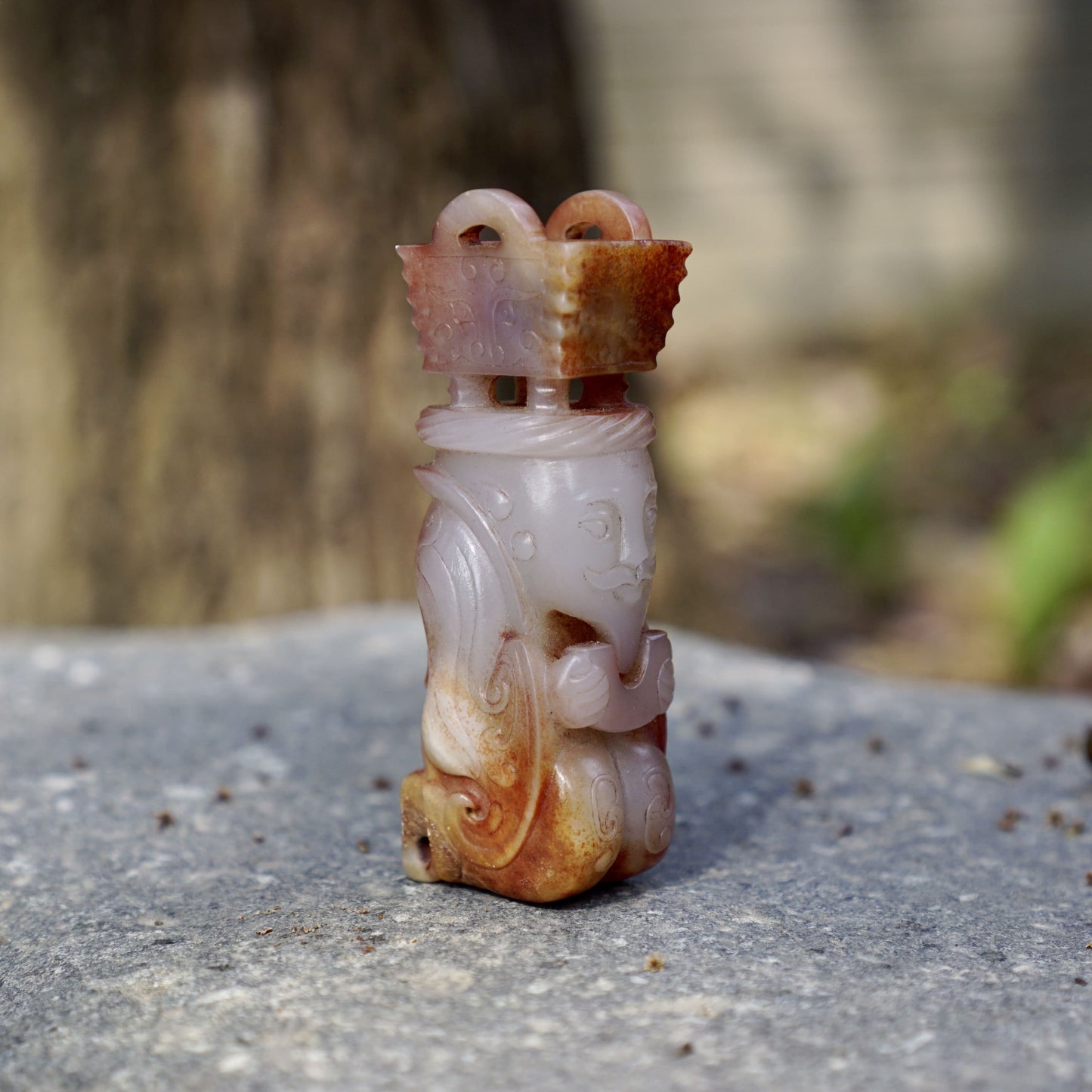 A group of white jade statues of the emperor in full dress holding a tripod and praying for blessings