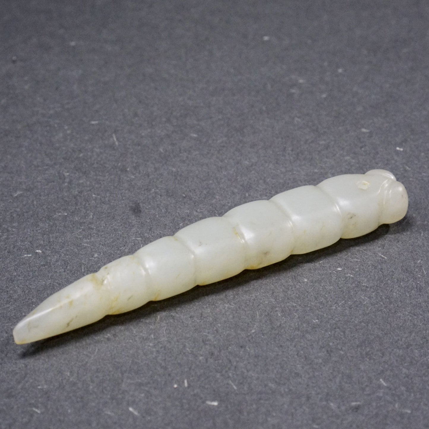 Pointed tail convex eyes rectangular curved bow-shaped white jade silkworm