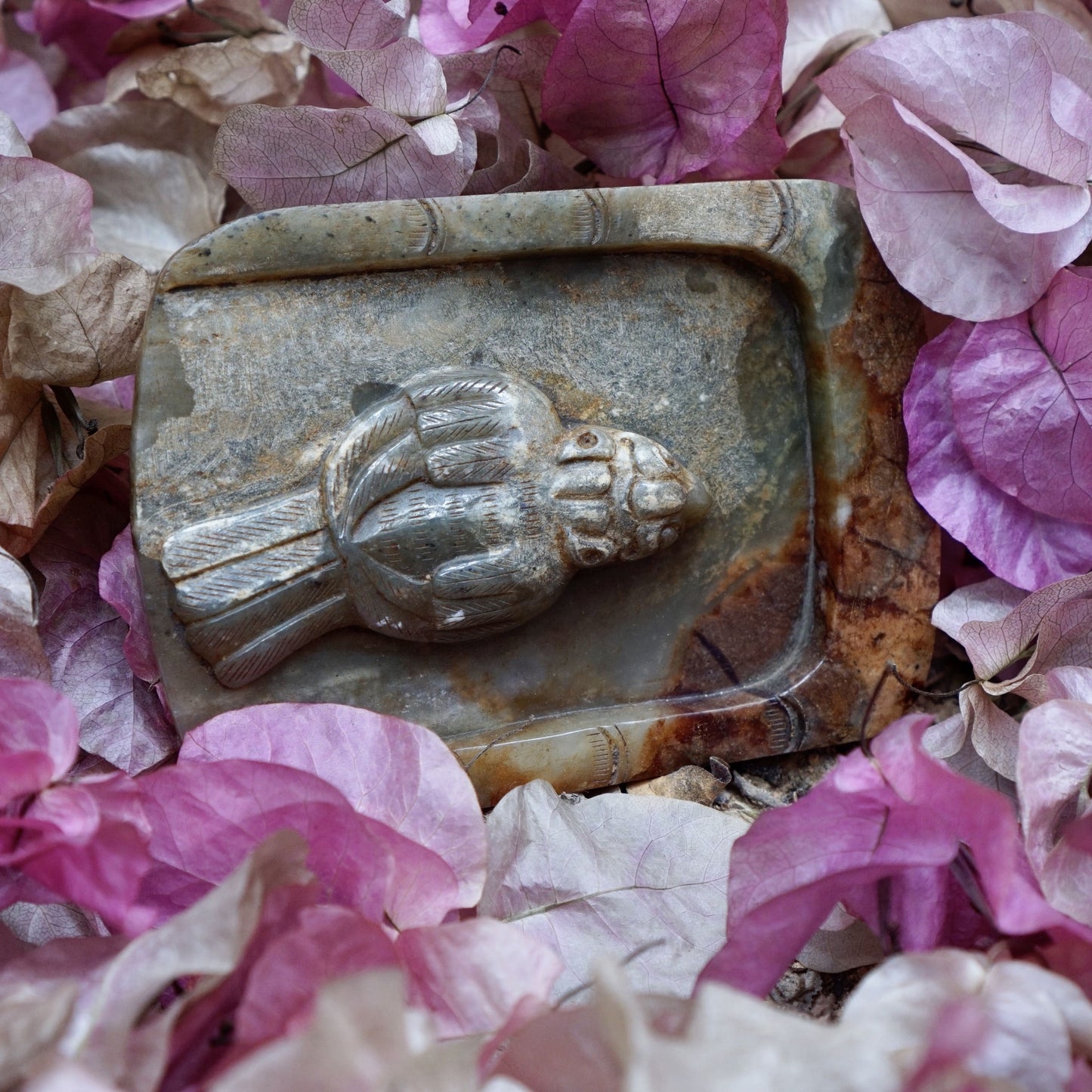 Jade spice shovel with embossed lying bird