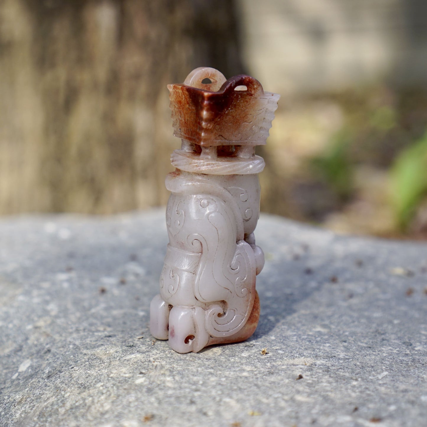 A group of white jade statues of the emperor in full dress holding a tripod and praying for blessings