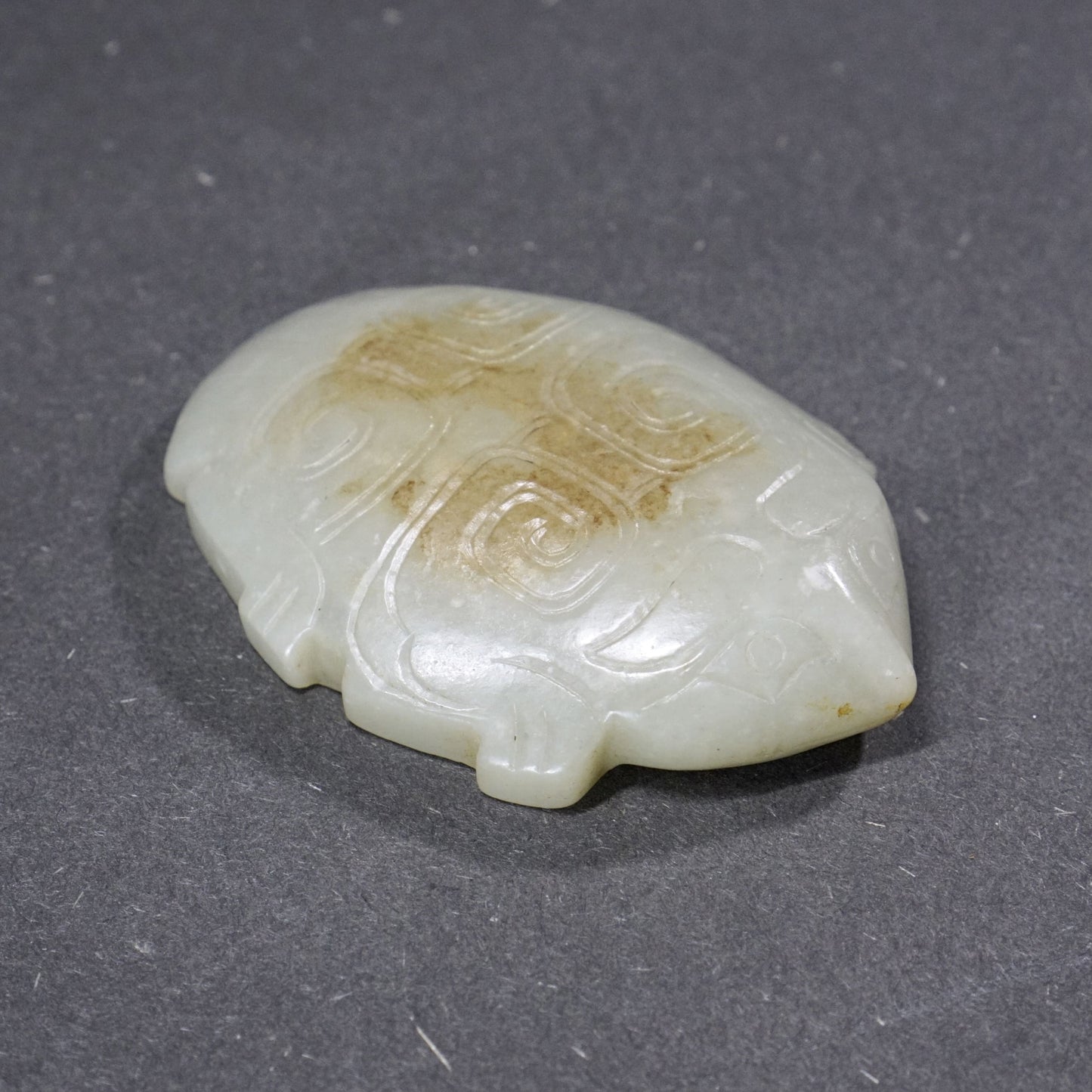 Flat animal-shaped jade weight