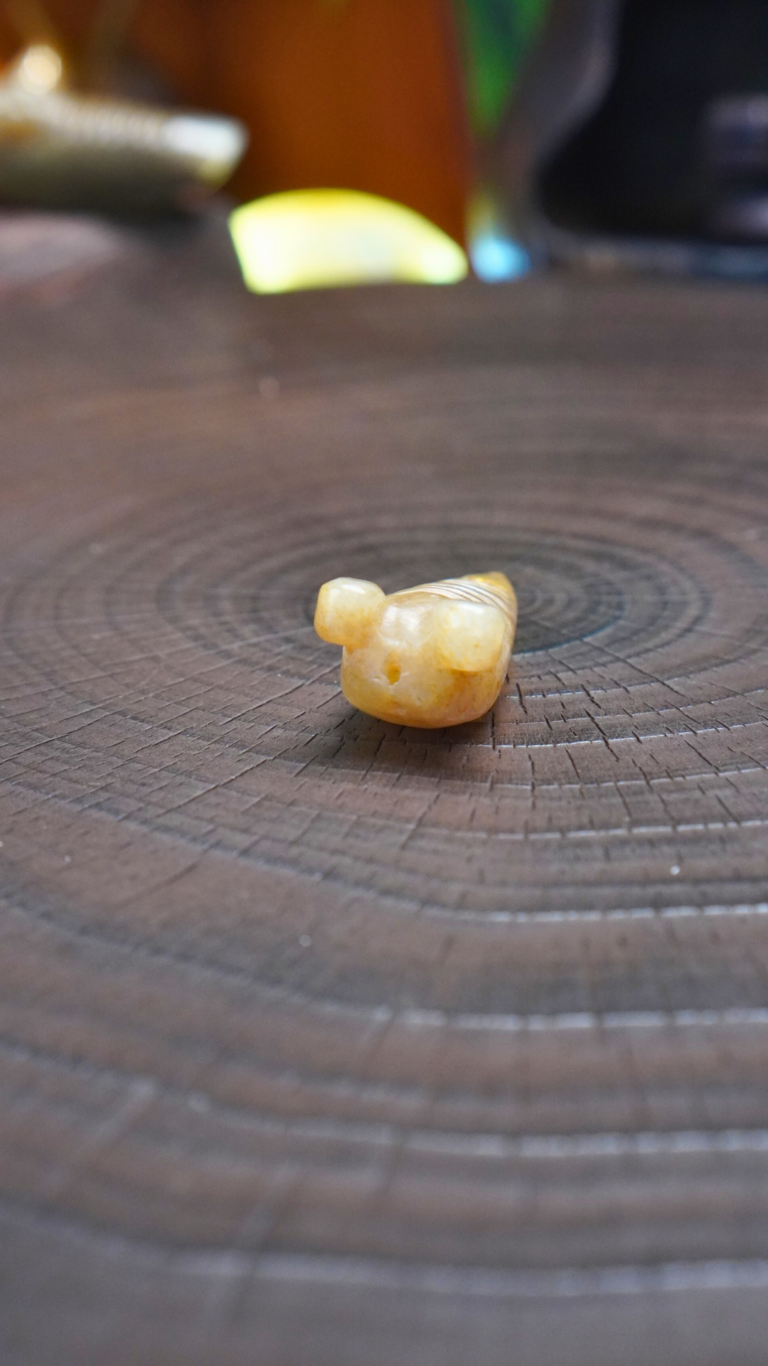 凸眼尖尾圆雕白玉蚕挂坠